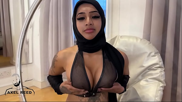 Gadis Muslim Berhijab Digoyang Ganas Oleh Laki-laki Berotot