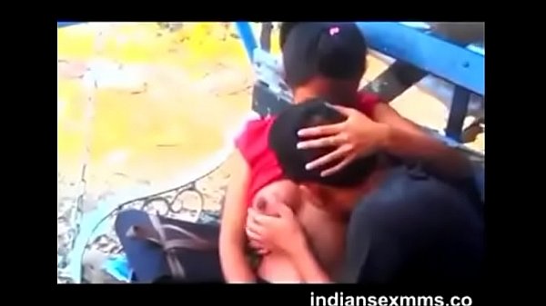 Mengisap Payudara Pacar Desi