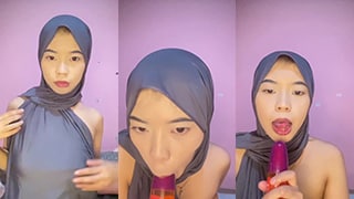 Acel Celva Berhijab Hitam Mengisap Botol Dengan Gaya Menggoda