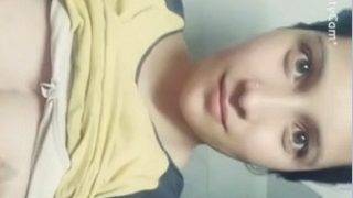 Gadis Kashmir Beena Pamer Tubuh Telanjang Di Foto Selfie