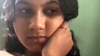 Malu-malu Tapi Pengen Pamer Telanjang, Pacar Desi Cantik Mulus