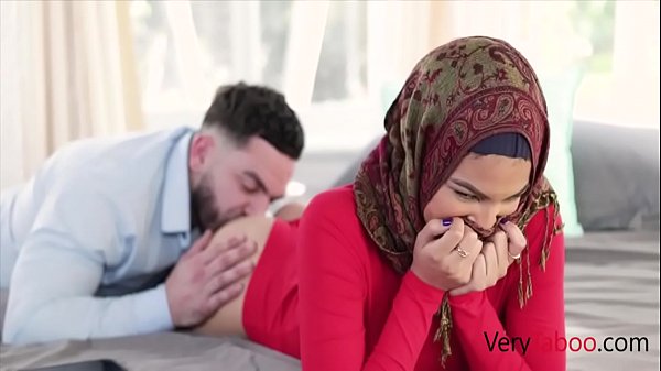 Maya Farrell: Adik Tiri Perawan Berhijab Yang Kutiduri
