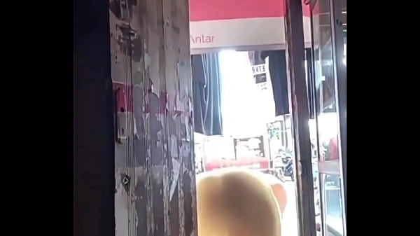Tak Tahan Lagi, Jemur Baju Batal Gara-gara Diajak Bercinta