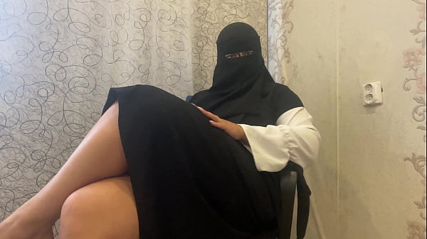 Hijab Arab Mama Tiri Mainin Memek Sendiri