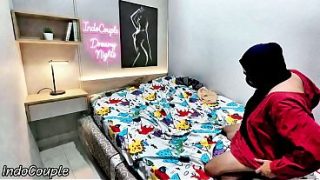 Aku Lihat Adik Berhijabku Lagi Nganggur Di Kamar, Langsung Aku Puasin Dia Sampai Puas. Crot Di Dalam Memeknya.