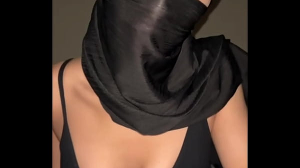 Ngemutin Puting Susu Arab Berjilbab, Montok Banget Bikin Minta Dijilat.