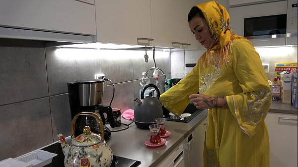 Anak Tiri Ganas Ngentot Ibu Tiri Arab Berhijab Yang Bergoyang Dengan Bokong Besarnya