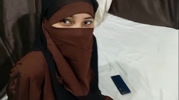Bajingan, Hot Banget Sih! Dildo Muslimah Ini Buka Hijab Di Ranjang, Suruh Kakak Tiri Ngentot Dia Sampai Mampus.