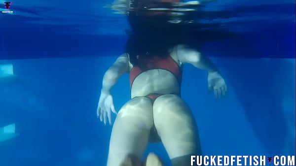 Helen Star Pake Baju Renang Seksi, Malem-malem Di Kolam Renang, Napas Megap-megap.