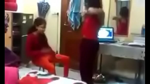 Hostel Mein Hindi Mein Mazaak, Lekin Andar Se Sexy Feeling
