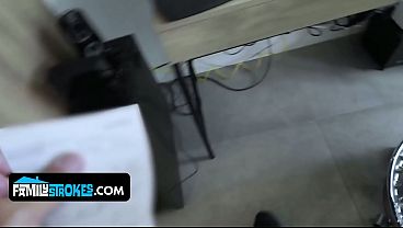 Anak Tiri Cewek Latin Menggoda Bapak Tirinya Dengan Tubuh Sempit Yang Bikin Nggak Bisa Nolak.