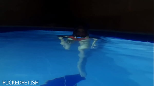 Helen Star Pake Baju Renang Seksi, Masker Malem, Ngebut Di Kolam Renang.