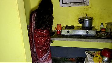 Devar Ngeliat Bhabhi Sendirian Di Dapur, Langsung Gaspol Ngewein Chutnya.