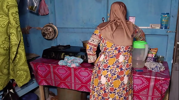 Ngentot Istri Teman Pas Dia Lagi Masak, Enak Banget.
