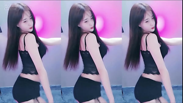 Cewek China Goyang-goyang Di Tangga Pakai Baju Renda Hitam Bikin Ngilu.