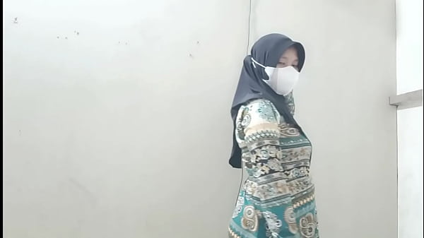 Ngentotin Istri Tetangga Pas Suaminya Cabut Ke Kantor