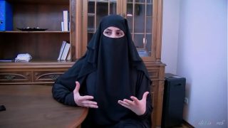 Kesepakatan Abad Ini Ditutup Dengan Ciuman Liar Dari Pelacur Berhijab Arab, Lilimissarab