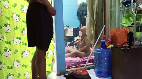 Ngentotin Bini Temen Yang Lagi Asik Colmek, Bikin Makin Greget.