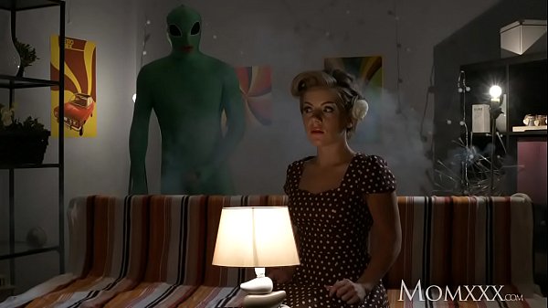 Ibu Rumah Tangga Sepi, Malam Halloween, Dijajah Alien Sampai Ke Dalam.
