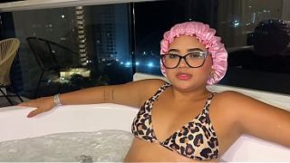 Madrastra Jalang Mandi Telanjang Bareng Anak Tiri Di Jacuzzi, Minta Digenjot Sementara Bapak Lagi Pergi