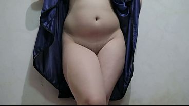 Cewek Indo Pake Lingerie Biru, Jongkok Sambil Colmek, Makin Greget.