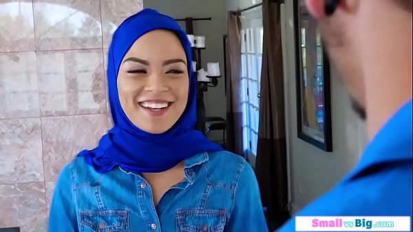 Gadis Arab Mungil Digilas Kontol Besar Dua Pria