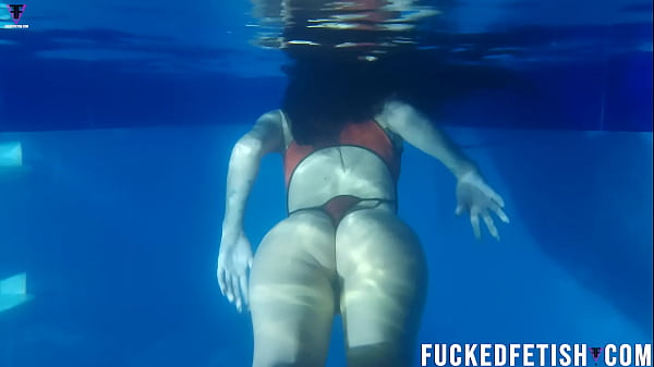 Helen Star Nyebur Pake Masker Diving, Basah-basah Di Kolam, Bikin Greget.