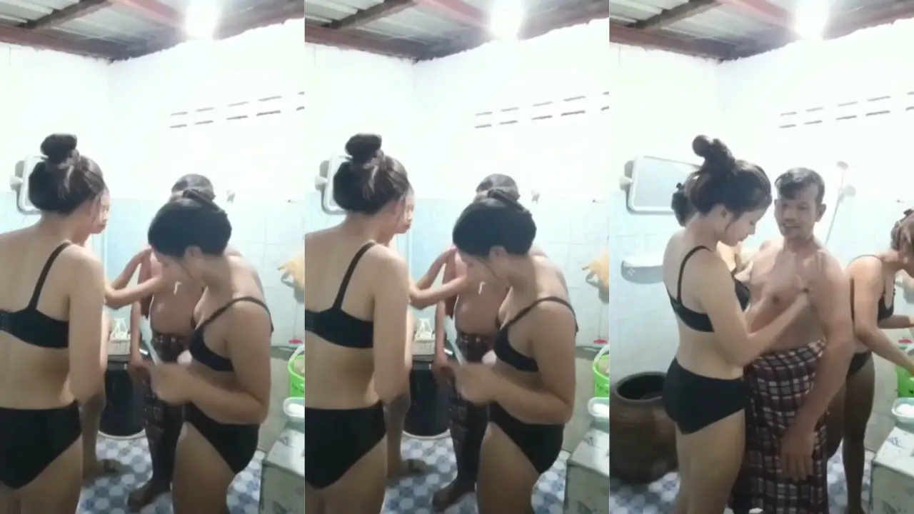 Bapak Lagi Mandi Bertiga Sama Anak-anak, Basah-basahan Semua, Nggak Ada Yang Pake Apa-apa.