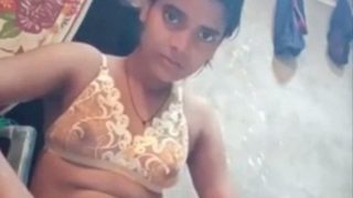 Desi Gadis Kampung Buka-bukaan Bibir Memek – Video Bugil Kampung