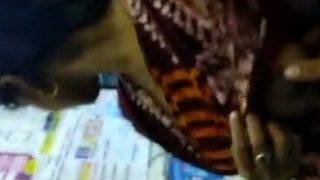 Gadis Pegawai Toko Pamer Belahan Dada Seksi.