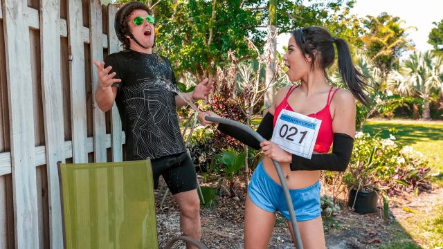 Maya Bijou Digebuk Habis-habisan Sama Coach Robby Echo, Latihan Marathon Bikin Ngos-ngosan, Tapi Peluh Dan Pegelnya Bikin Makin Nafsu.