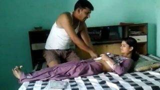 Pembantu India Nyedot Susu Di Rumah