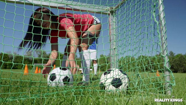 Realita Raja – Martina Smeraldi Ngentot Di Lapangan Bola