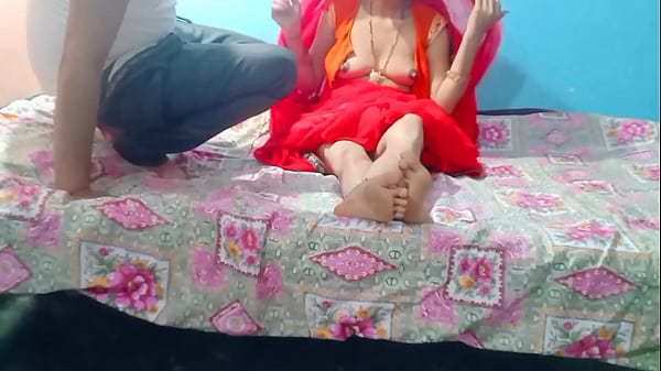 Bhayi, Ghar Mein Koi Nahi Tha Toh Bhabhi Ne Chhote Devar Ke Saamne Apna Petticoat Utha Kar Maja Liya.