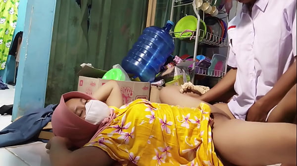 Ajak Ngentot Ibu Tiri Sebelum Berangkat Sekolah, Makin Greget Sambil Desah.