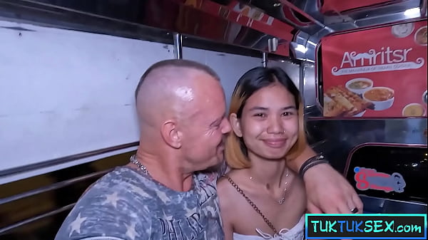Cewek Thailand Mungil Digebuk Di Pattaya, Naik Tuk Tuk Buat Main Ranjang.