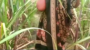 Ibu Dan Anak Tiri Ngentot Di Luar Rumah Kampung, Panas Dan Basah Kuyup.