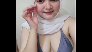 Awal-awal Nge-twerk Pake Hijab, Muka Malu-malu Tapi Pantat Udah Goyang Liar.