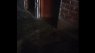 Ibu Muda Seksi Buka Pintu Rumah Buat Duit, Gue Masuk Dan Dia Ngelayanin.