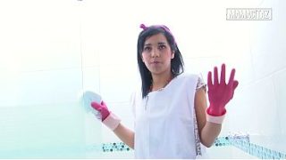 Pembantu Hotel Pake Sarung Tangan Karet, Bungkukin Badan Sambil Gosok Pancuran, Bikin Liang Kontol Tegang.