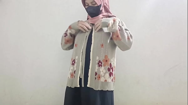 Gadis Berhijab Main Timun Buat Nikmatin Diri Sendiri