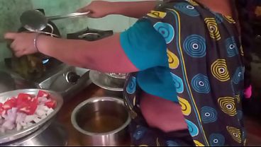 Ibu Rumah Tangga India Lagi Masak, Tapi Bumbunya Dari Pelukan Pacar Di Dapur.