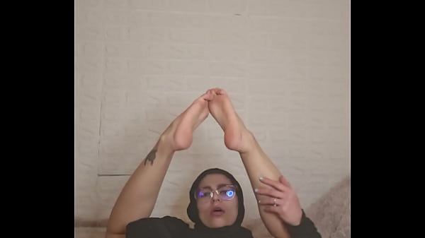 Ibu Rumah Tangga Arab Mia Pamer Kaki & Niqab, Bikin Muncrat!