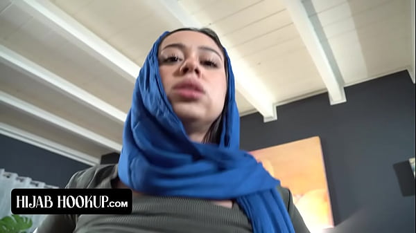 Nakal Banget Sih, Cewek Arab Ini Nyedot Kontol Kakak Tirinya Biar Dia Bungkam Dari Ortu Sambilan Yang Galak.
