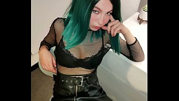 Ibu Tiri Konservatif Ngejilat Keperawanan Putri Lesbiannya Jadi Lurus Berkat Kontol Pacarnya.