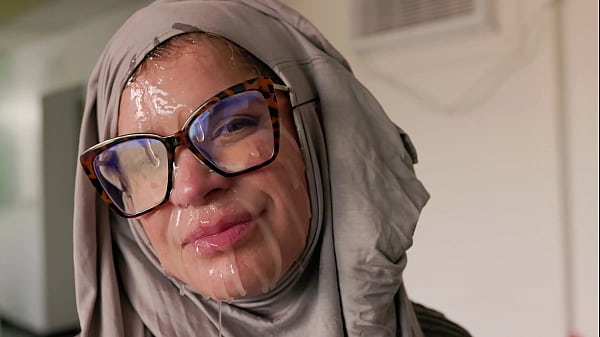 Hijab Cosplay – Ibu Bule Cantik Diperkosa Mulut