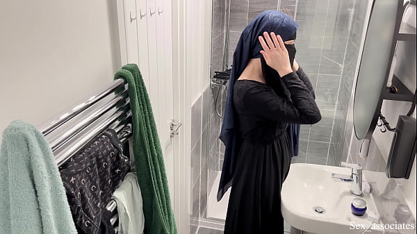 Omg! Nggak Nyangka Cewek Arab Bisa Gitu, Aku Lihat Langsung Cewek Arab Berhijab Lagi Colmek Di Kamar Mandi.