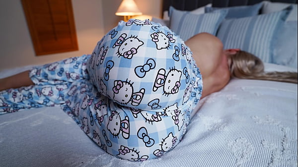 Ibu Tiri Bangun Pagi Liat Kontol Keras Anak Tiri, Bantu Tante Montok Crott Cepat Tanpa Ribet