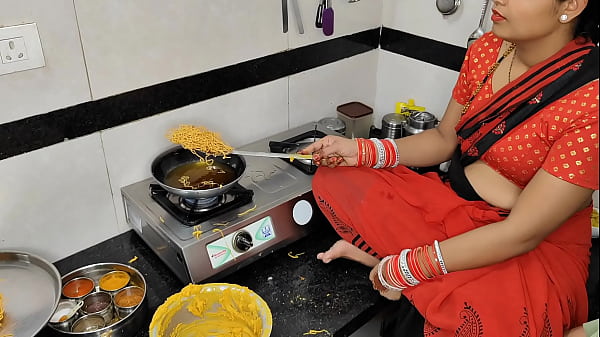 कोमल दिवाली पर नमकीन बना रही थी, तभी देवर ने भाभी को चोदने का मौका पा लिया