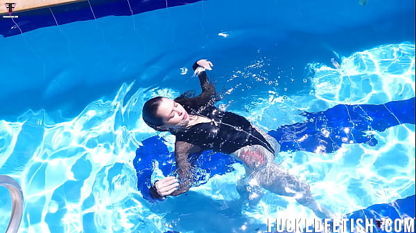 Jessica Bunny Berenang Di Kolam, Basah Kuyup, Siap Digoda.